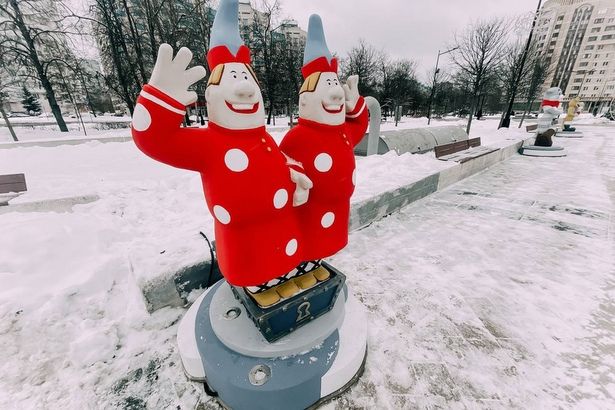 Площадь  Юности украсили фигуры героев советских мультиков