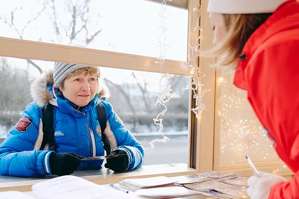 Волонтеры передали открытки с теплыми пожеланиями москвичей участникам СВО