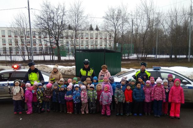 Воспитанники детсада в Матушкино познакомились со спецтехникой ГИБДД