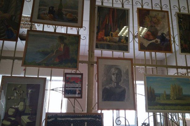В ГБУ «Заря» открылась выставка живописи молодых дизайнеров