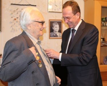 Префект Зеленограда вручил медаль ветерану района Матушкино