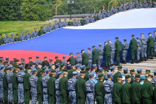 Патриотический флешмоб «Самый длинный флаг» прошел в Москве на Поклонной горе