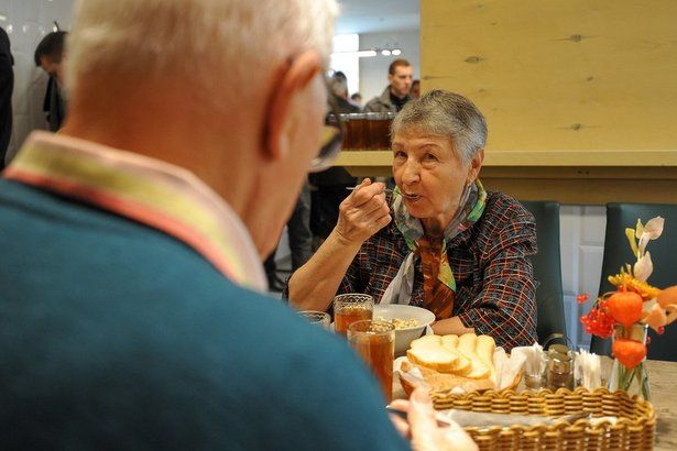 Проект «Дари еду» запустил сервис доставки пенсионерам бесплатных готовых обедов