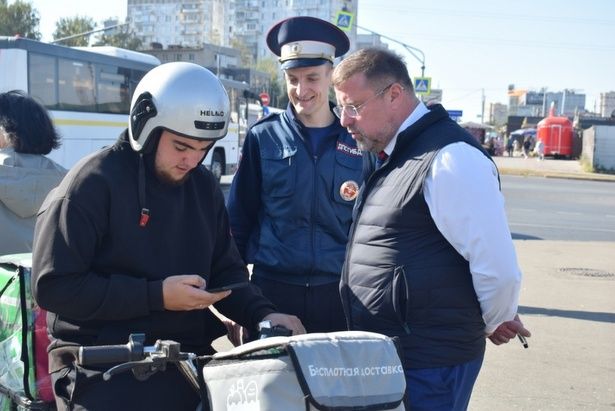 ОС при УВД вместе с ГАИ напомнили курьерам о соблюдении ПДД