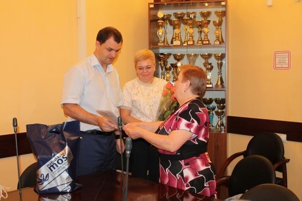 Глава управы района Матушкино наградил рабочую комплексной уборки Д.Д. Дьякову