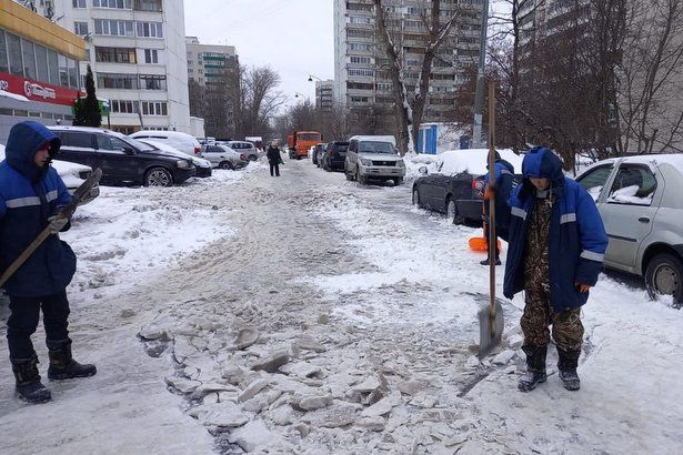 Уборкой снега на дворовых территориях Зеленограда занимаются более 570 человек
