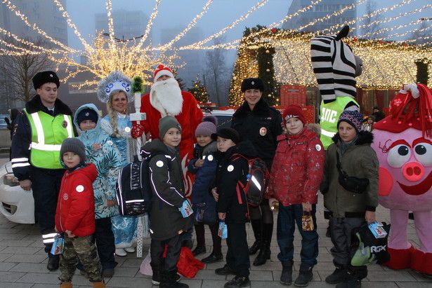 Полицейские Дед Мороз и Снегурочка поздравили зеленоградцев с наступающим праздником