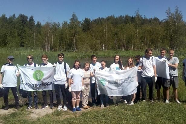 Участники экологической акции очистили от мусора берега Черного озера