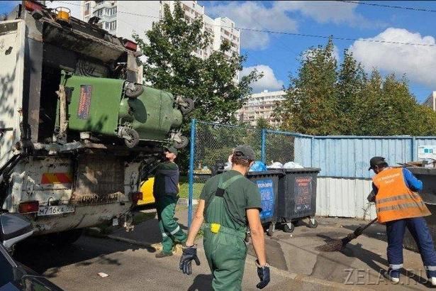 В ЗелАО дворникам поручили встречать мусоровывозящие автомобили на контейнерных площадках