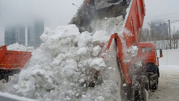 Коммунальные службы продолжают очищать от снега территории района Матушкино