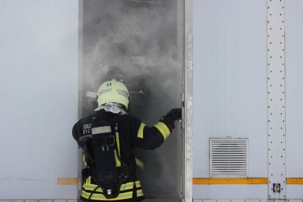 На территории пожарной части № 70 прошли тренировки огнеборцев с использованием теплодымокамеры