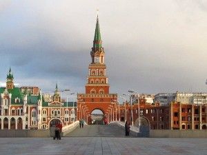Спасскую башню открыли, обеспечив тем самым туристам сквозной проход через Кремль