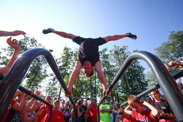 Для любителей уличной гимнастики в Москве оборудовано более 90 площадок