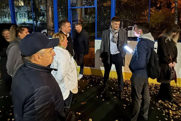 Глава управы района Матушкино Антон Гущин 8 октября провел обход территории 2 микрорайона