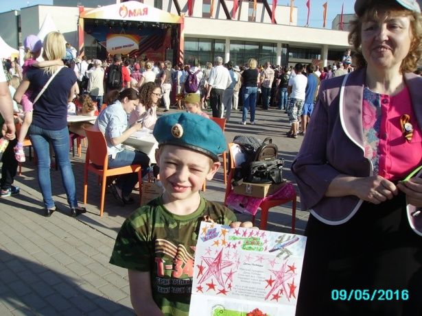 Сотрудники ГБУ «Заря» в День Победы научили детей изготавливать открытки ветерану