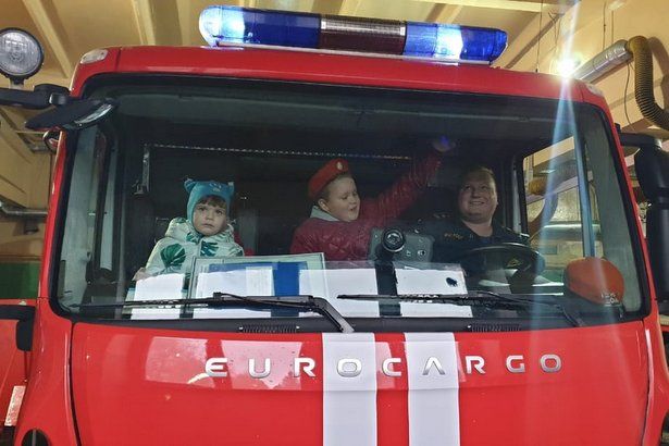 Зеленоградские пожарные встретились с детьми, которых спасли во время пожара в жилом доме