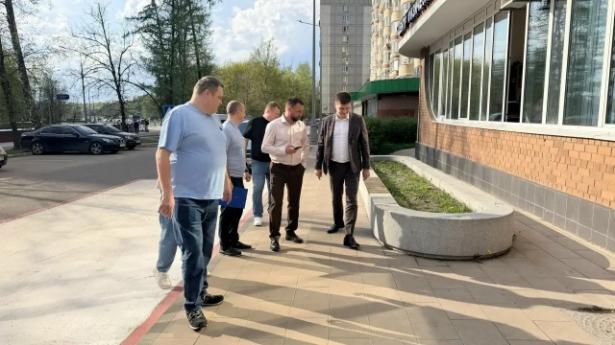 05 мая глава управы района Матушкино Антон Гущин провел обход территории 1 микрорайона (корпуса 120, 118, 124 стр. 1, 125, 138, 139, 141, 129) 