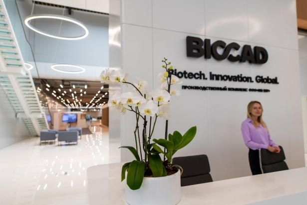 Первая серия препарата сенипрутуг вышла на предприятии компании BIOCAD