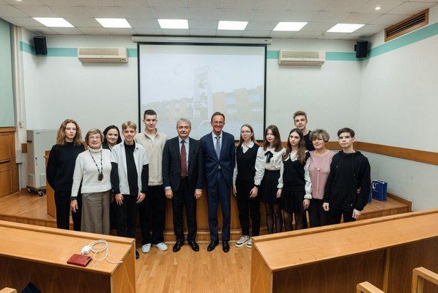 Префект Зеленограда Анатолий Смирнов посетил МИЭТ, куда приехали школьники из  г. Буй