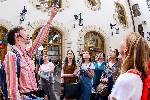 Гиды общественного проекта «Гуляем по Москве» проведут для горожан около ста бесплатных экскурсий
