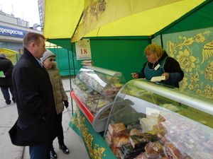 Депутаты Матушкино проверили работу ярмарки выходного дня