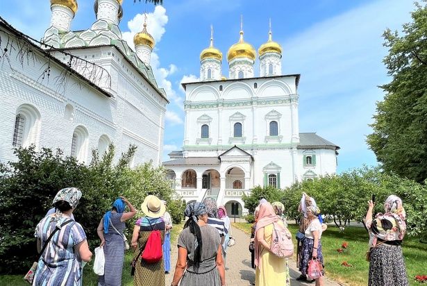Долголеты из Матушкино побывали на экскурсии в Свято-Успенском Иосифо-Волоцком монастыре