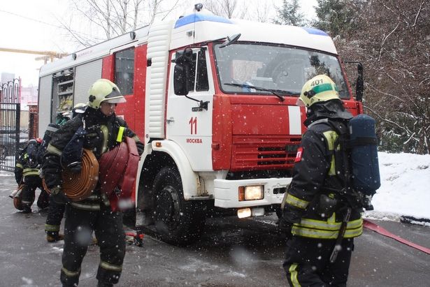 За один день пожарные потушили в Матушкино горящий мусор в пяти  контейнерах