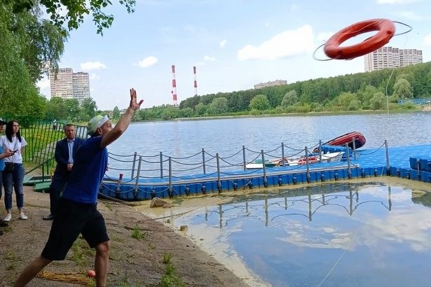 Тренировки спасателей из ведомственных постов провели в Зеленограда перед началом купального сезона
