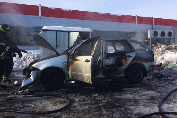 Неизвестный спалил детскую коляску в подъезде жилого дома в Матушкино