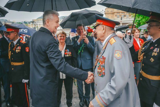 Собянин поздравил ветеранов и жителей столицы с Днем Победы