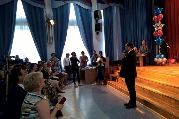 Префект Зеленограда поздравил выпускников школы Матушкино с окончанием учебы