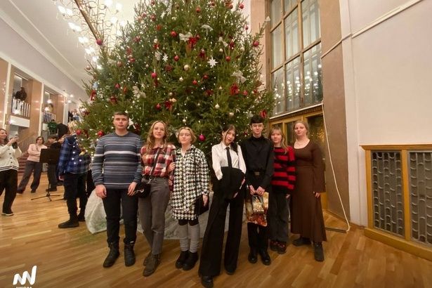 Ученики школ района Матушкино побывали в театре, встретили Дед Мороза и послушали про юбилей «Азбуки»