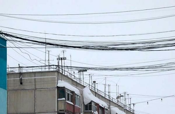 В Матушкино проходит проверка точек крепления воздушных проводов на крышах жилых домов