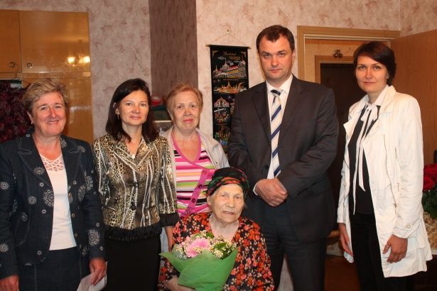 Глава управы района Матушкино поздравил жительницу района со 100-летним юбилеем