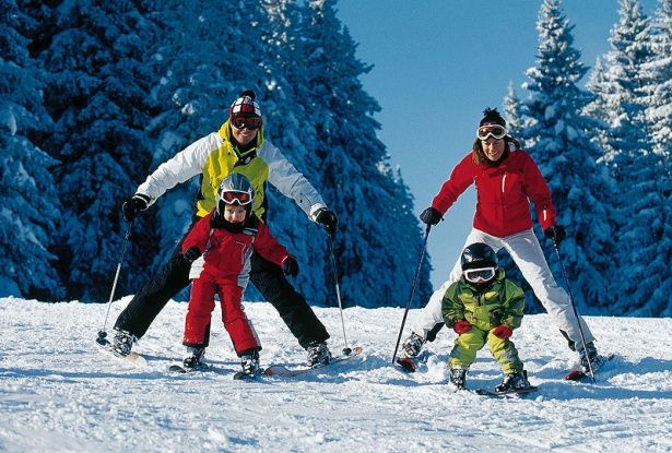 На школьном стадионе в Матушкино можно покататься на лыжах всей семьей