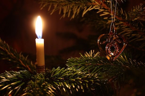 Правила безопасности при украшении новогодней елки электрическими гирляндами