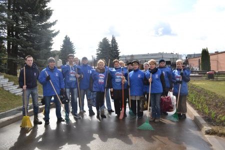 Единороссы привели в порядок более 40 захоронений ветеранов ВОВ на Центральном кладбище Зеленограда