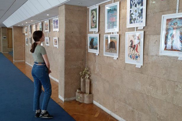Участники «Московского долголетия» представили свои работы на выставке в префектуре
