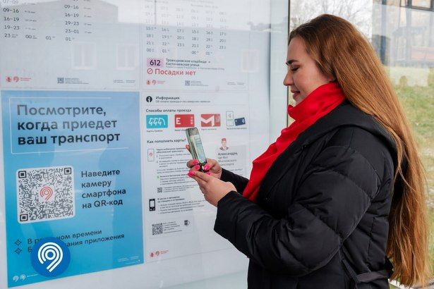 На остановках Мосгортранс размещает плакаты с QR-кодами