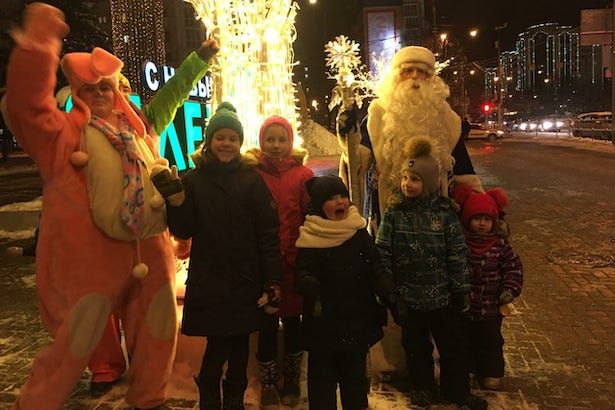 ГБУ «Заря» организовала для жителей новогодний праздник на улице