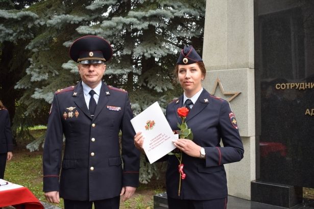 Первые офицерские погоны молодым полицейским вручили руководители полиции Зеленограда