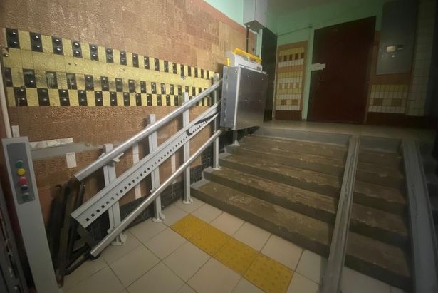 В подъезде корпуса 424 Б для маломобильных граждан установили подъемную платформу