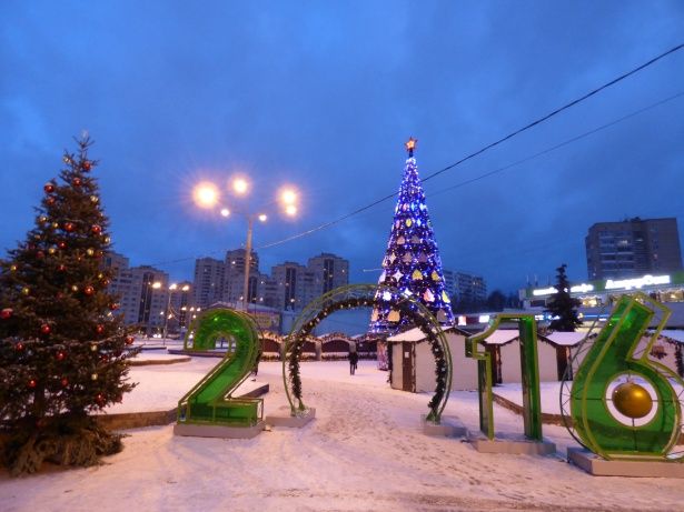 Площадь Юности готовят к открытию рождественской фестивальной ярмарки 