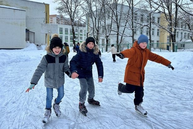 Дошкольники и ученики школ района Матушкино катаются на коньках, ходят в музеи и изучают снег