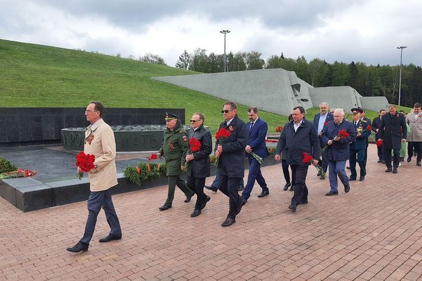 В Зеленограде состоялось торжественное возложение цветов и венков к Монументу Славы