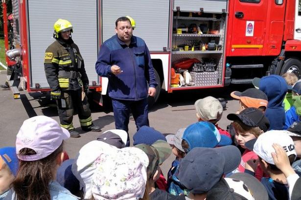 Пожарные побывали в школе №1557 где напомнили о правилах пожарной безопасности