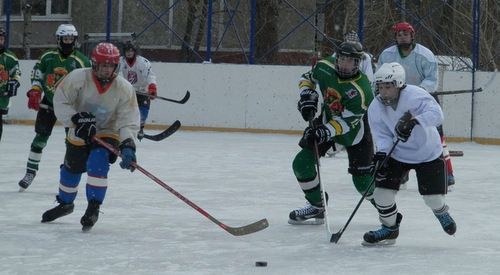 В традиционном хоккейном турнире в Матушкино встретились юношеские команды двух районов
