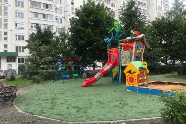 Юные жители Матушкино получили благоустроенные детские площадки рядом с домом