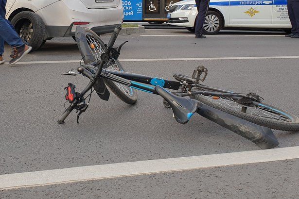 Столкновение легкового автомобиля и  велосипедиста закончилось госпиталем