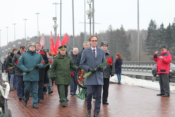 Делегация управы Матушкино почтила память героев войны у монумента «Штыки»